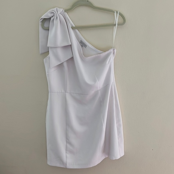 Gianni Bini Deliah One Bow Shoulder Sleeveless Sheath Crepe Mini Dress - Picture 2 of 9